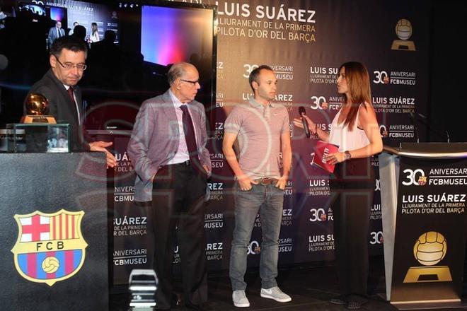 Luis Suárez hace entrega de su Balón de Oro al Museo del FC Barcelona