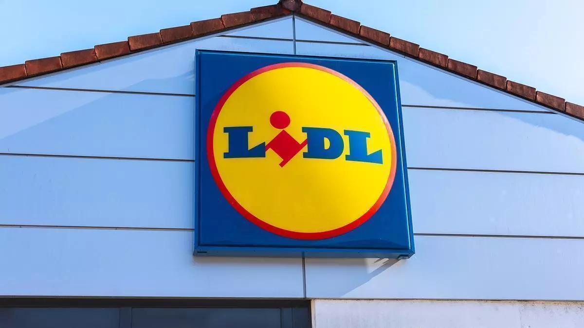 Colas kilométricas en Lidl para conseguir la bicicleta eléctrica más barata del mercado para carretera o ir a la playa: con luz y portaequipajes