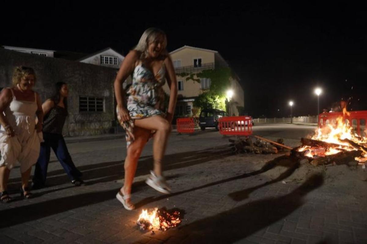 Algunas de las imágenes que deja la fiesta de San Juan en O Salnés.