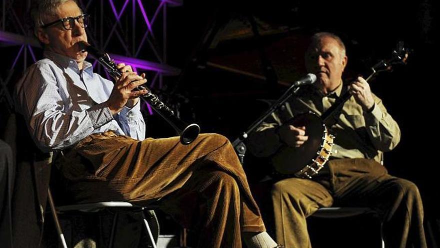 Woody Allen, con uno de los miembros de su banda, la New Orleans Jazz, en Murcia. / efe