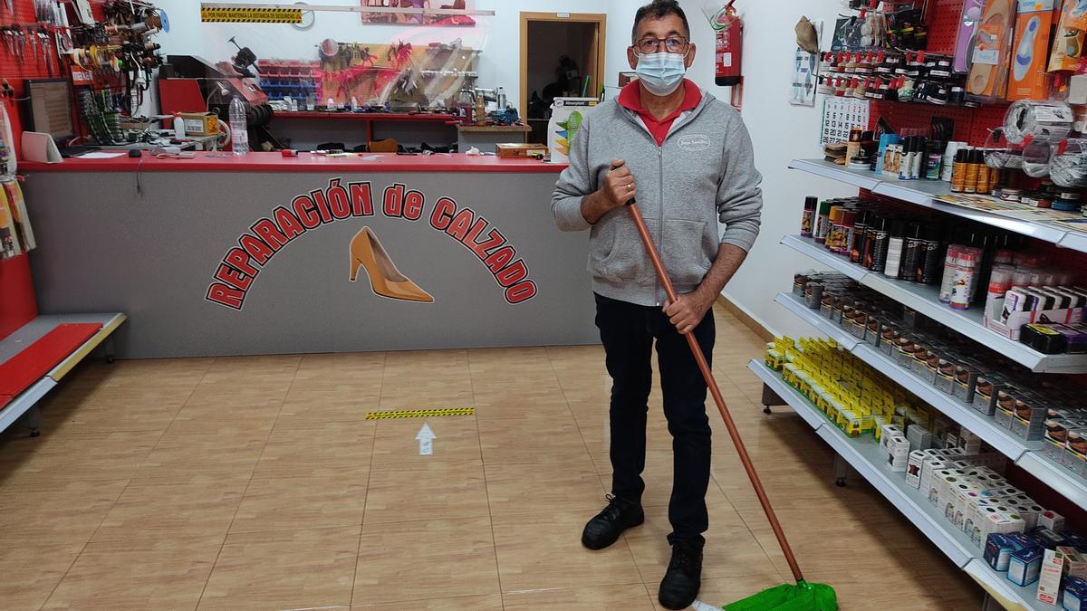 Uno de los afectados por Lola recogiendo su tienda