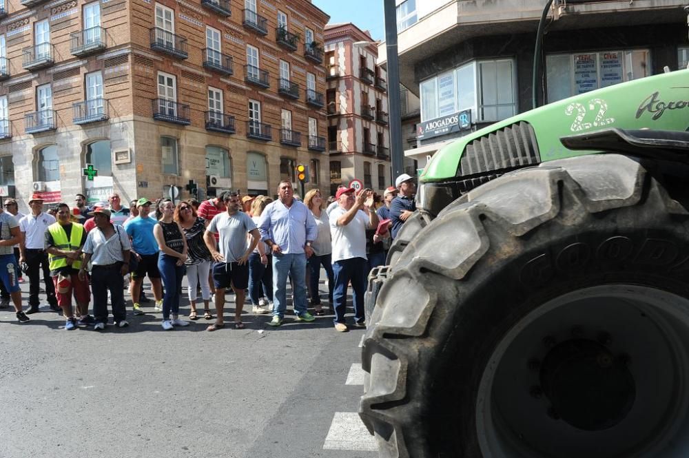 La Gran Vía de Murcia, paralizada por los agricultores
