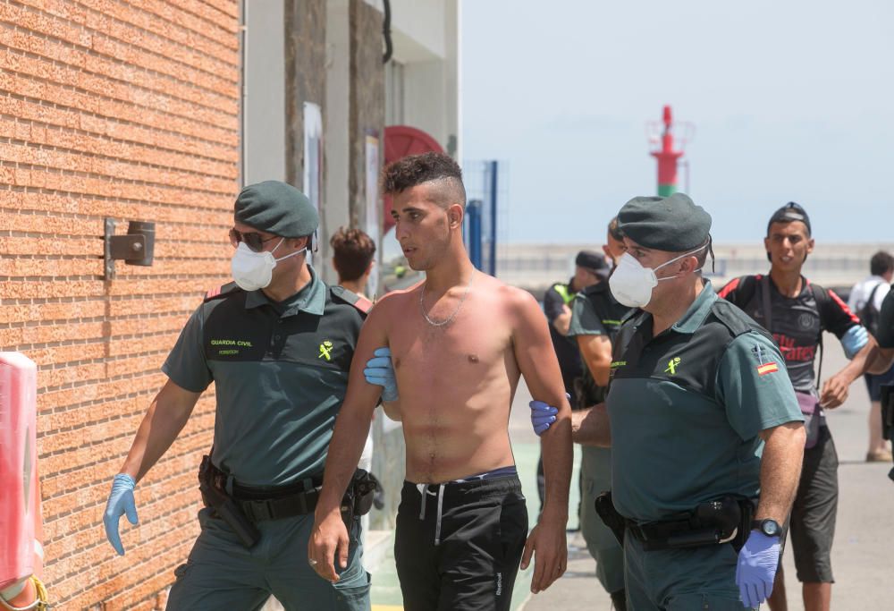 Interceptada otra patera a 50 millas de la costa de Alicante con 19 inmigrantes