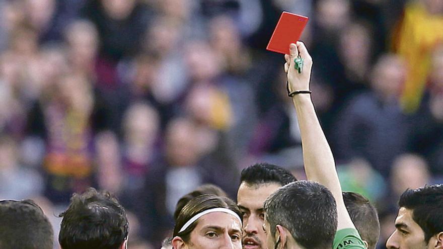 Filipe Luis ve la roja durante el partido ante el Barcelona.