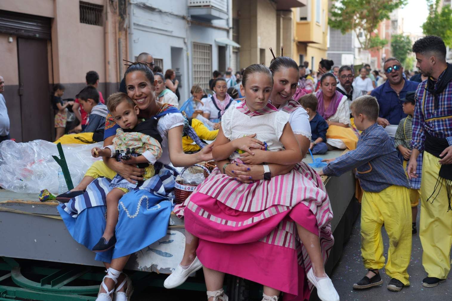 El Grau da inicio a las fiestas de Sant Pere con pólvora, bous y música