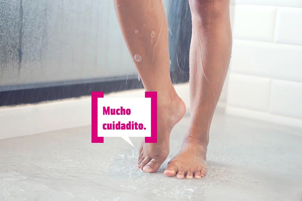 Foto de pies en la ducha