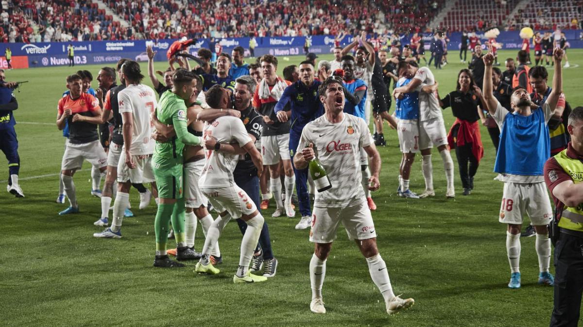 Erst feierten die Fußballer auf dem Rasen in Pamplona, dann stürmten die Fans den Schildkrötenbrunnen in Palma. | FOTO: SANZ