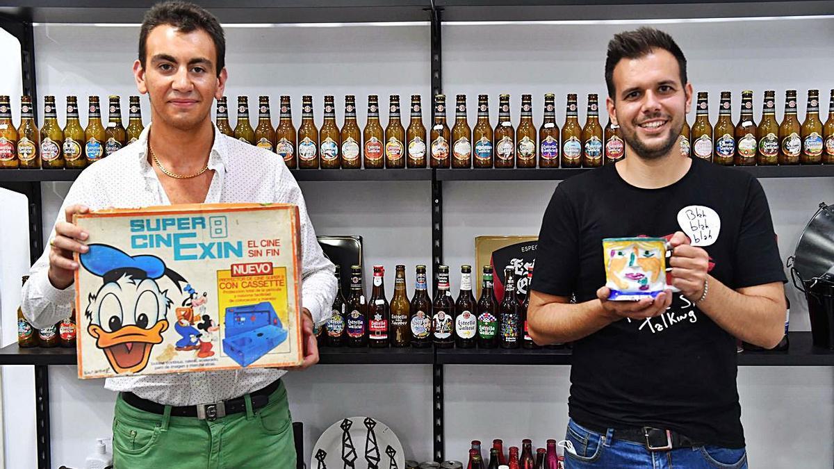 Javier Santiso y Alejandro Coira, en su tienda de antigüedades y coleccionismo Imperivm, en la calle Ramón y Cajal. |   // VÍCTOR ECHAVE