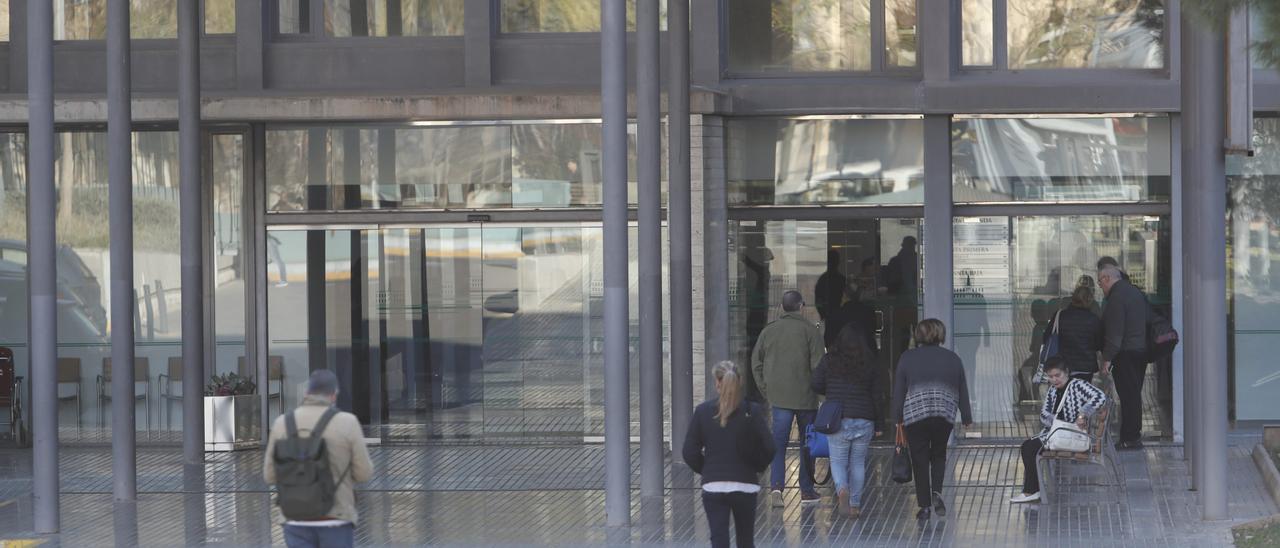 Diferentes personas acceden al interior del Hospital Provincial de Castellón, en una imagen de archivo.