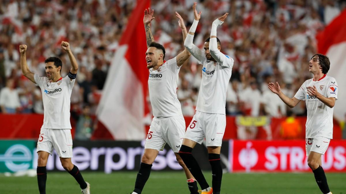 Los jugadores del Sevilla celebran la victoria contra el Manchester United con la afición