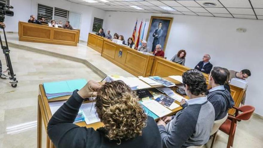 Una imagen de archivo del pleno del Ayuntamiento de Torrevieja.