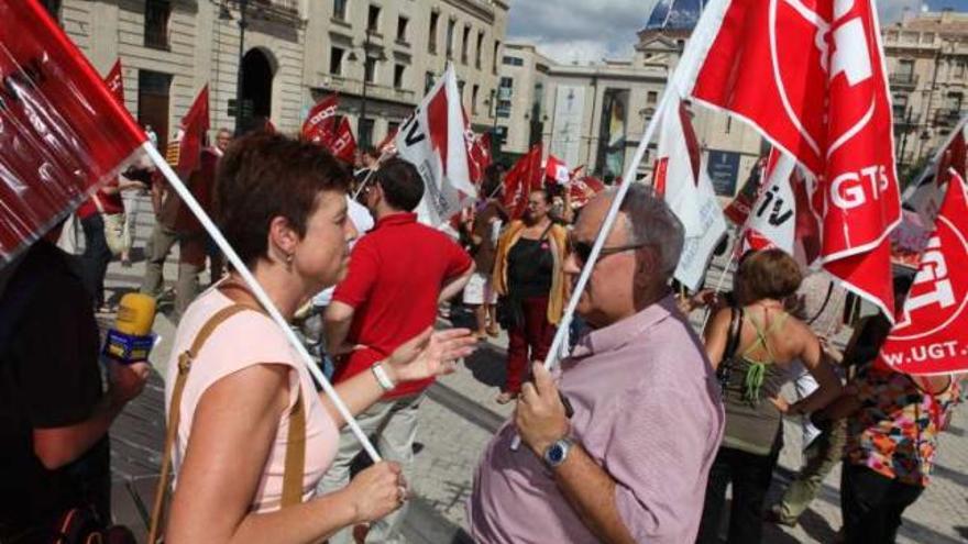 Unas 70 personas se reunieron ayer en la plaza de España.