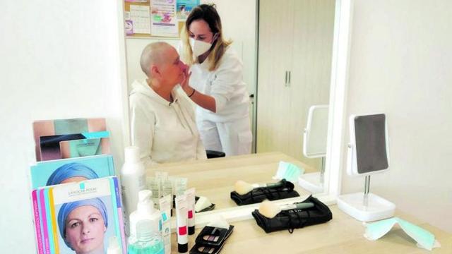 Liz, paciente durante la sesión. Con la colaboración de La Roche-Posay (más información en www.apaac.es/asesoramientooncoestetico)