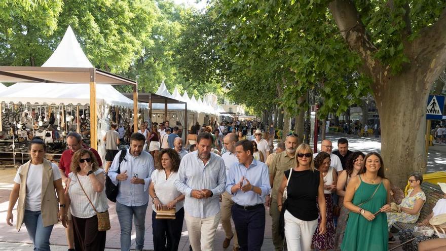 Óscar puente visita por sorpresa la Fira de Xàtiva para conocer los "nuevos trenes" que doblarán la capacidad en Cercanías