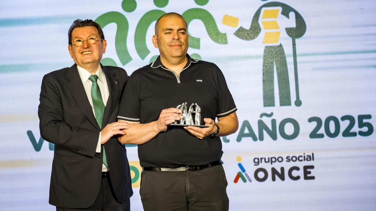 Manuel Horjales junto a Ángel Sánchez, director general de la ONCE