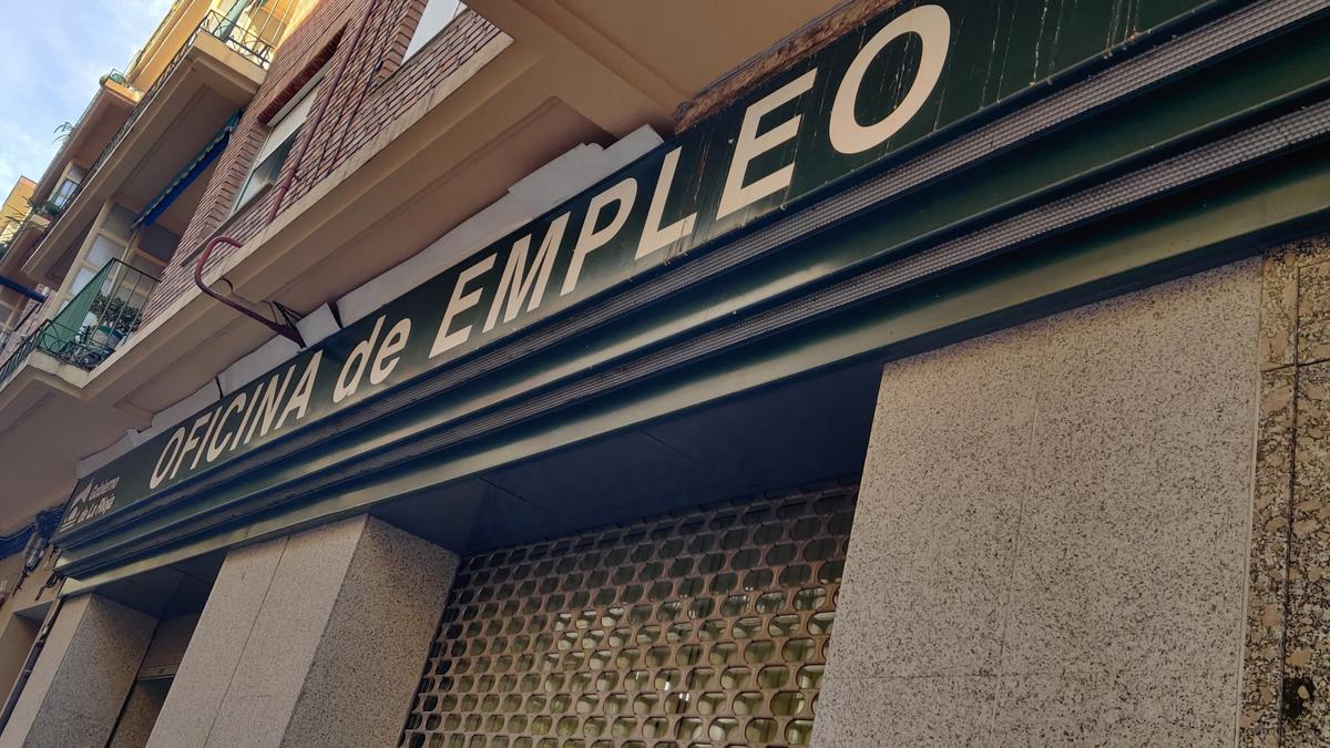 La entrada de una oficina pública de empleo.