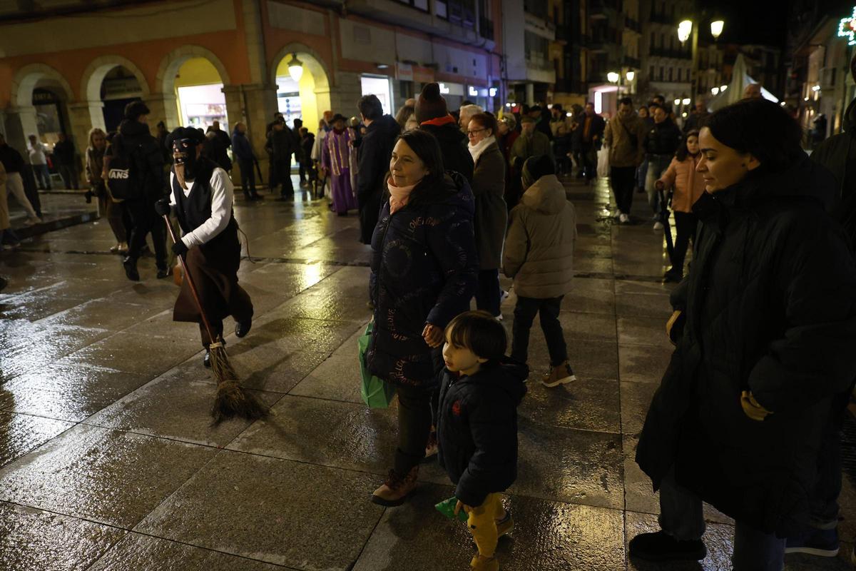 EN IMÁGENES: el entierro y quema de la sardina pone fin al multitudinario Antroxu de Avilés