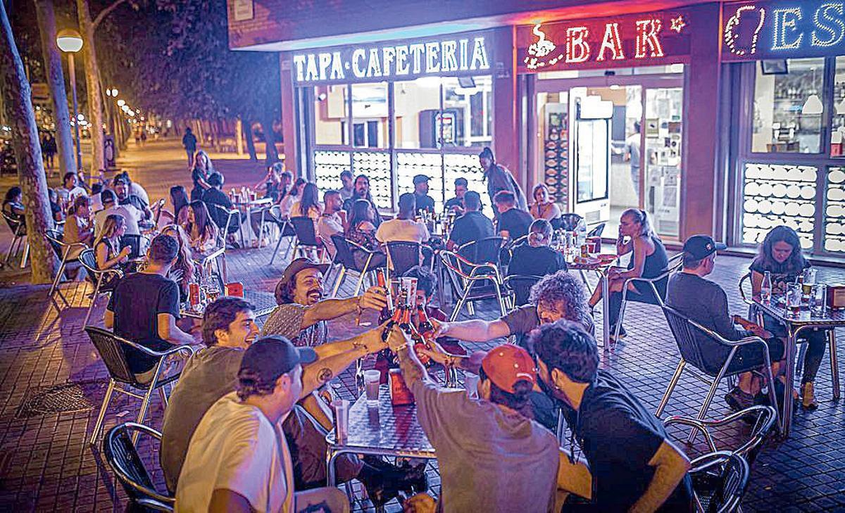 Una terraza junto al Fórum colonizada por festivaleros del Primavera. 