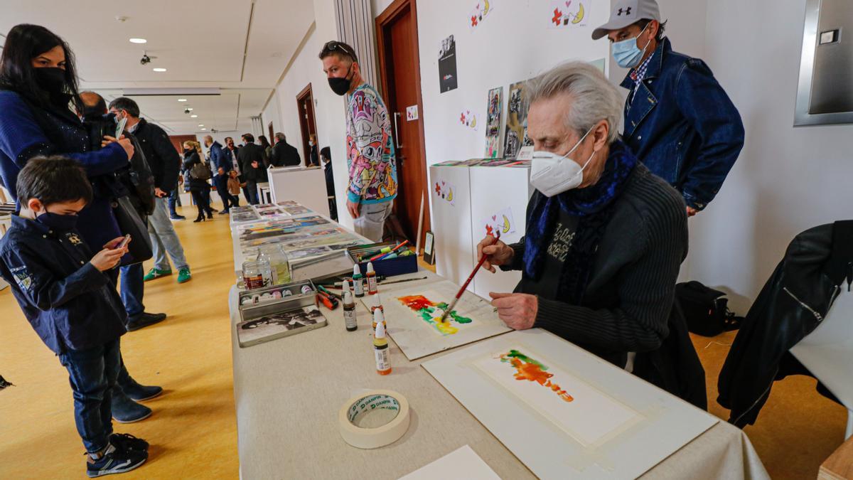 El IVAM acoge en Alcoy un mercadillo con obras de seis artistas locales que reflejan toda la esencia de los Moros y Cristianos