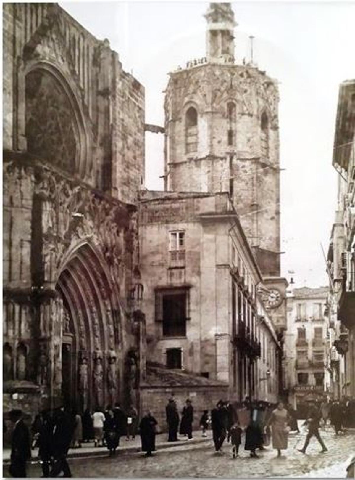 Imagen antigua de la Casa de los Canónigos donde puede verse también el reloj de la Catedral
