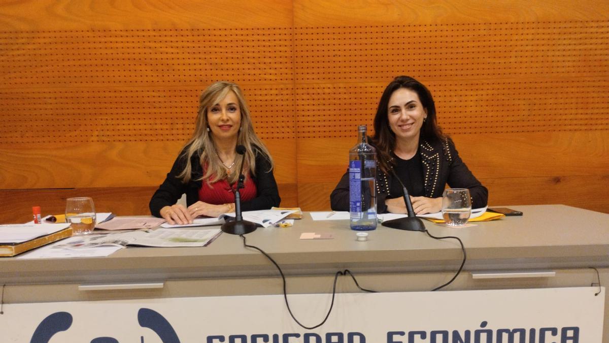 Por la izquierda; la catedrática Susana Álvarez y Silvia Argüelles, presidenta de Amigos del País.