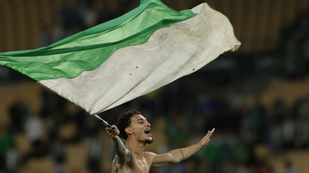 Antony celebra la clasificación del Real Betis a la Champions League