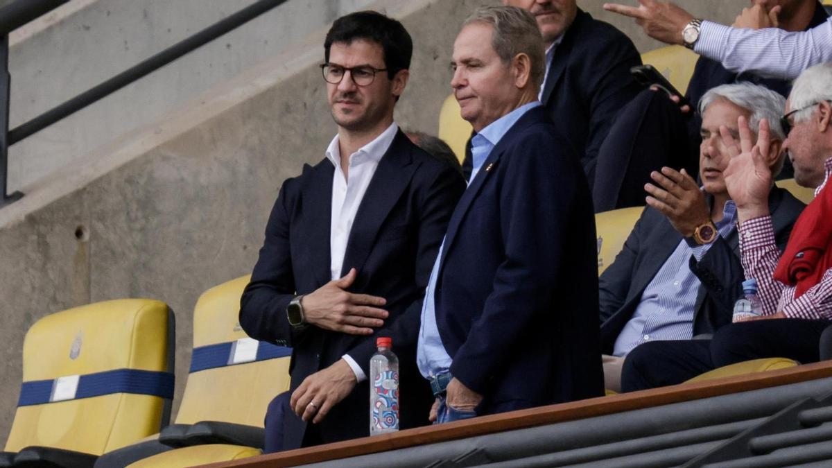 Fernando López, junto al presidente de la UD Las Palmas, Miguel Ángel Ramírez, en el palco.