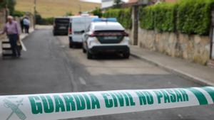 Agente y vehículos de la Guardia Civil en la calle Vicente Aleixandre, en Soto del Real, donde han hallado muertos a un hombre y una mujer.