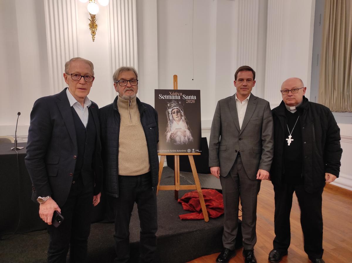 El presidente de la Hermandad de Cofradías de Xàtiva, con el autor del cartel, el alcalde Roger Cerdà y el abad de la Seu.
