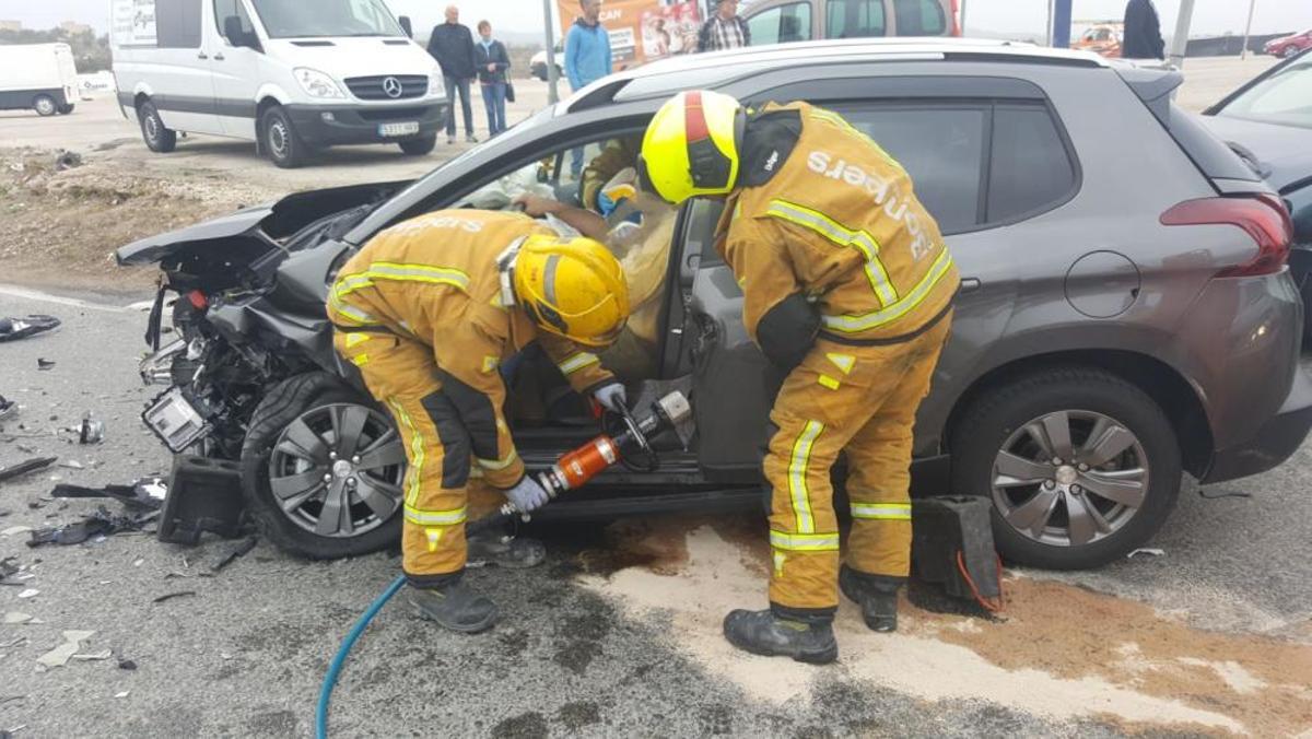 Los bomberos han rescatado a un conductor herido y atrapado en su coche tras un accidente con tres vehículos implicados en San Miguel de Salinas