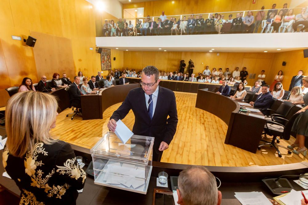 El reelegido alcalde de Benidorm tiende la mano a la oposición y señala que "gobernar no es sólo decidir" sino también cooperar, y que la mayoría absoluta "no es un cheque en blanco".