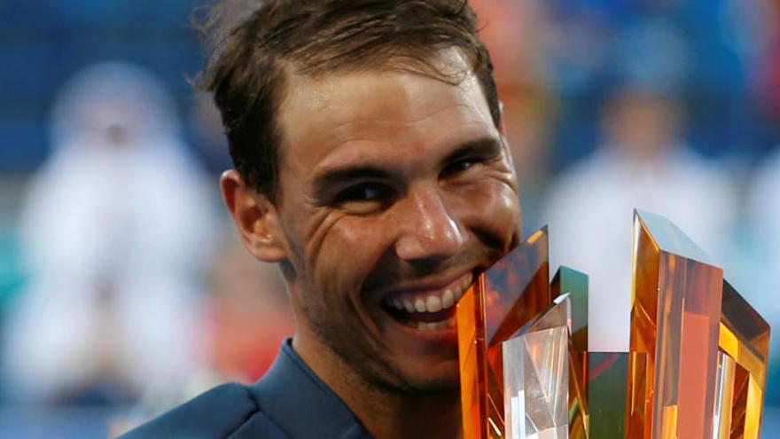 Rafa Nadal posa con el trofeo del torneo Abu Dabi.