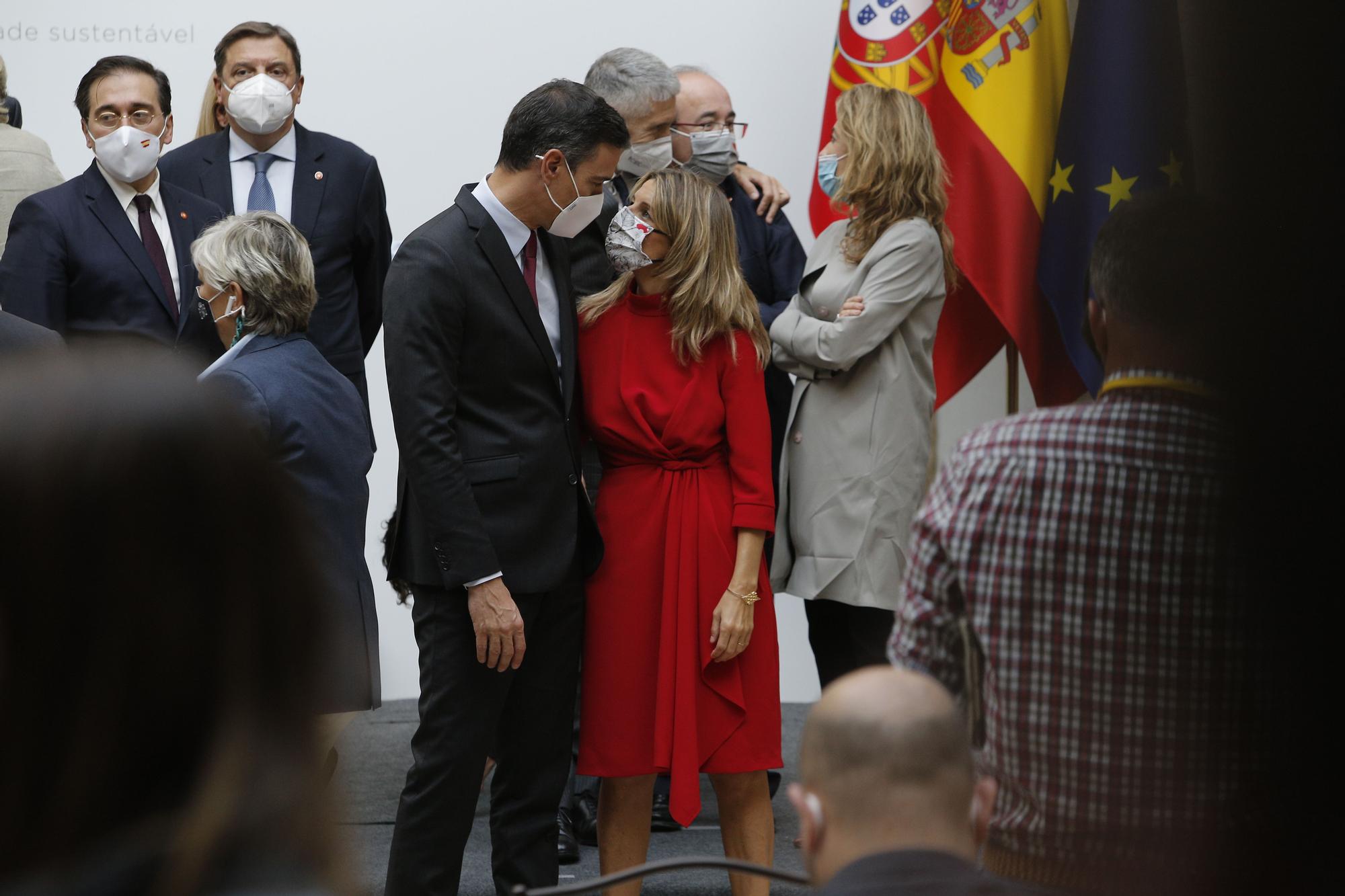 Pedro Sánchez conversa con Yolanda Díaz