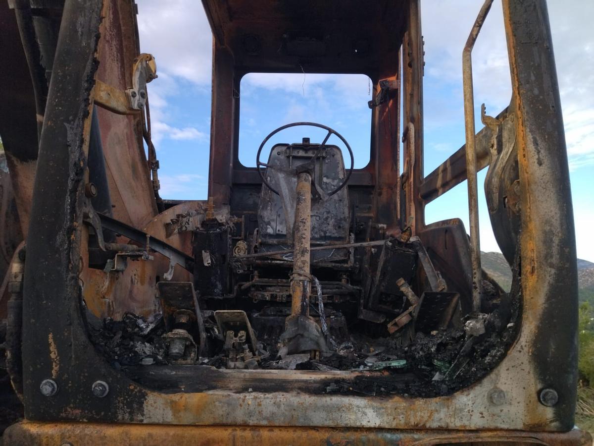 Incendian de madrugada tres retroexcavadoras en unas obras en Llíber