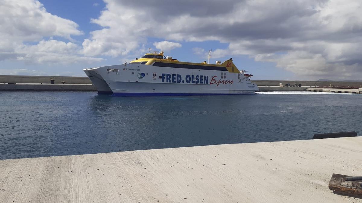 Ferri de Fred. Olsen en el Puerto de Playa Blanca.