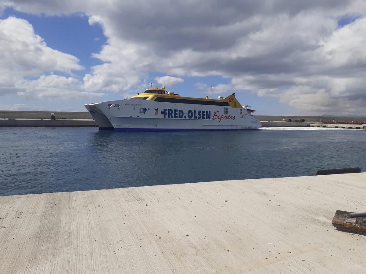 Ferri de Fred. Olsen en el Puerto de Playa Blanca.