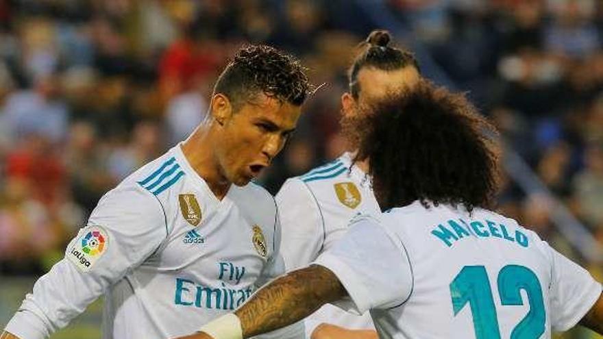 Cristiano Ronaldo, Bale y Marcelo celebran uno de los goles, ayer.