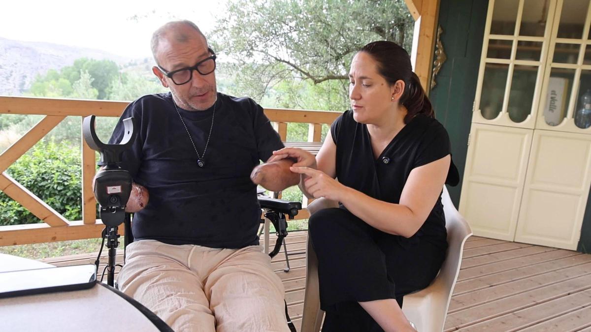 José Luis Puerto, el vecino de Bocairent afectado por una 'superbacteria', junto a su mujer Raquel Rodríguez