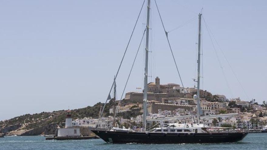 El velero abandona el puerto de Ibiza ayer pasado el mediodía.