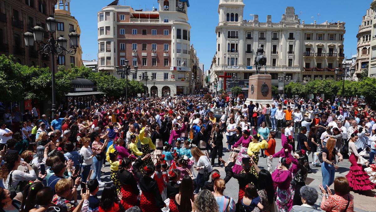 La plaza de Las Tendillas y los alrededores se ha llenado de público para asistir al espectáculo.