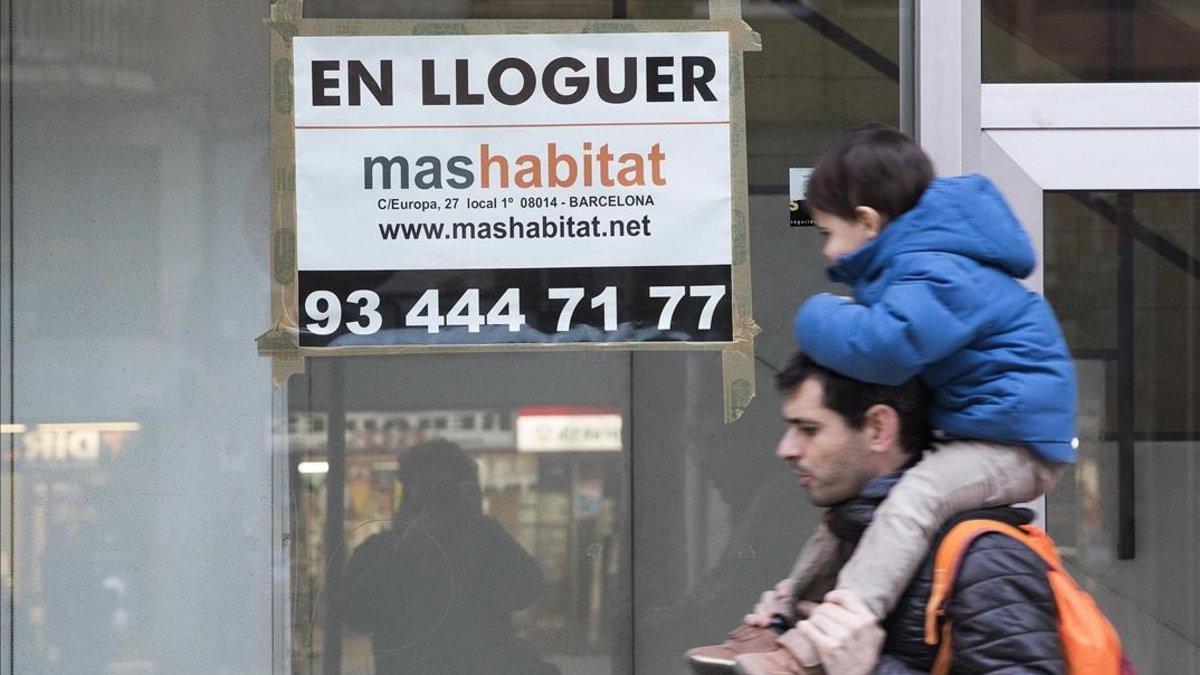 Cartel de un piso de alquiler en la avenida de Madrid de Barcelona