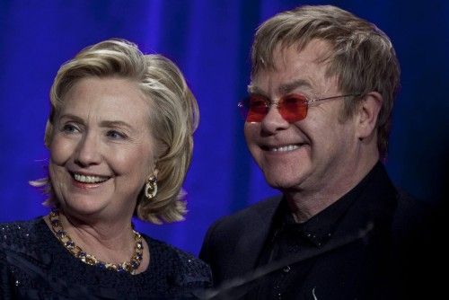 Hilary Clinton con Elthon John en la gala benéfica organizada por el músico