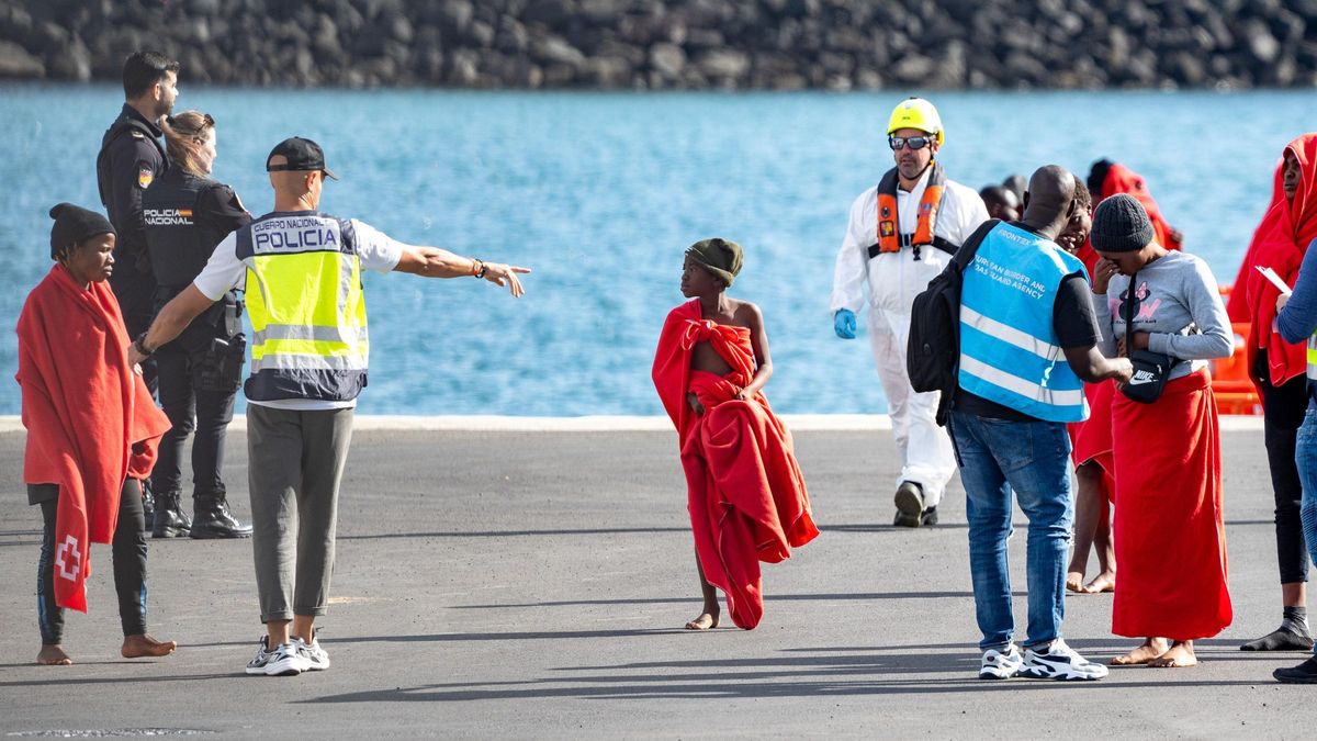 Un grupo de migrantes en Lanzarote, algunos de ellos menores, en una imagen de archivo.