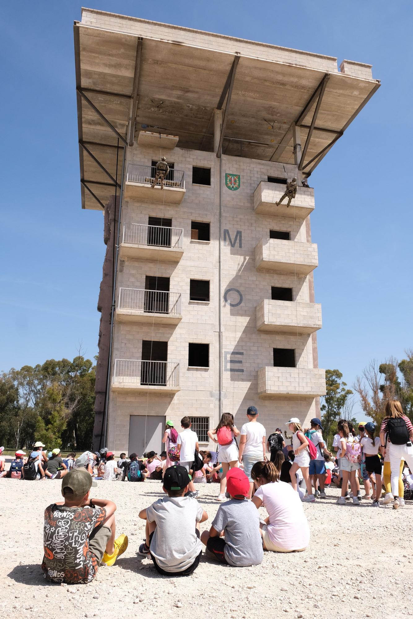 1600 niños de colegios de la provincia visitan la base militar del MOE en Rabasa