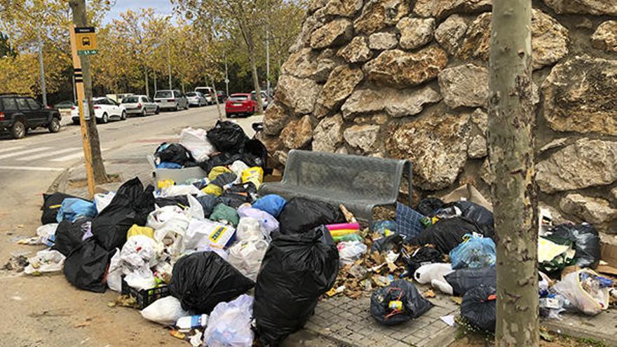 Les escombraries inunden una parada de bus a Figueres