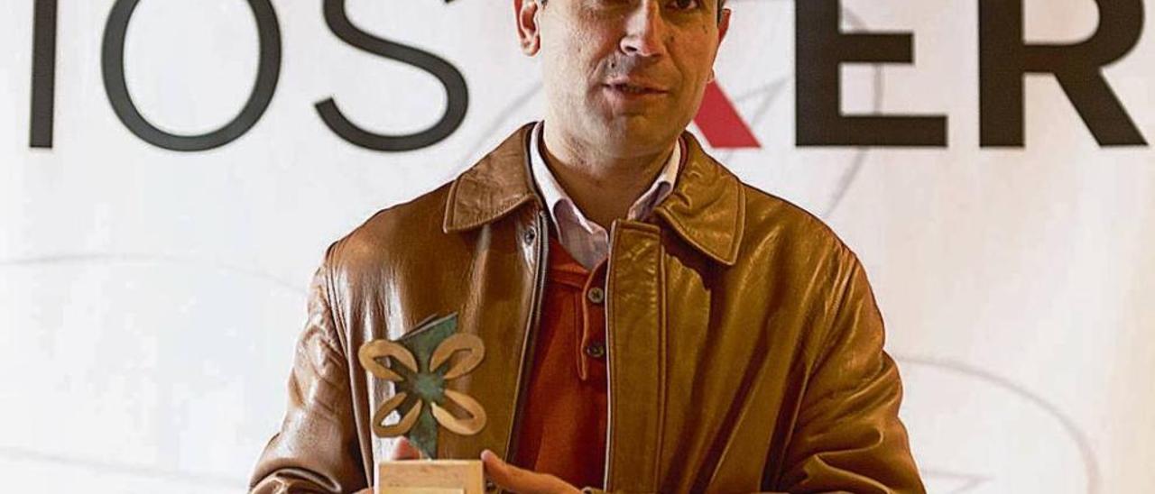 El escritor Xabier López López, ganador del premio &quot;Xerais&quot; en el año 2013. // FdV