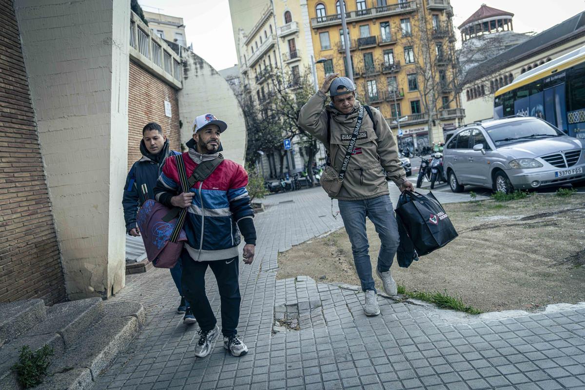 Willy (derecha) y Jonathan (de rojo y a la izquierda) son dos hombres gais que comenzaron a practicar 'chemsex' de forma diaria.