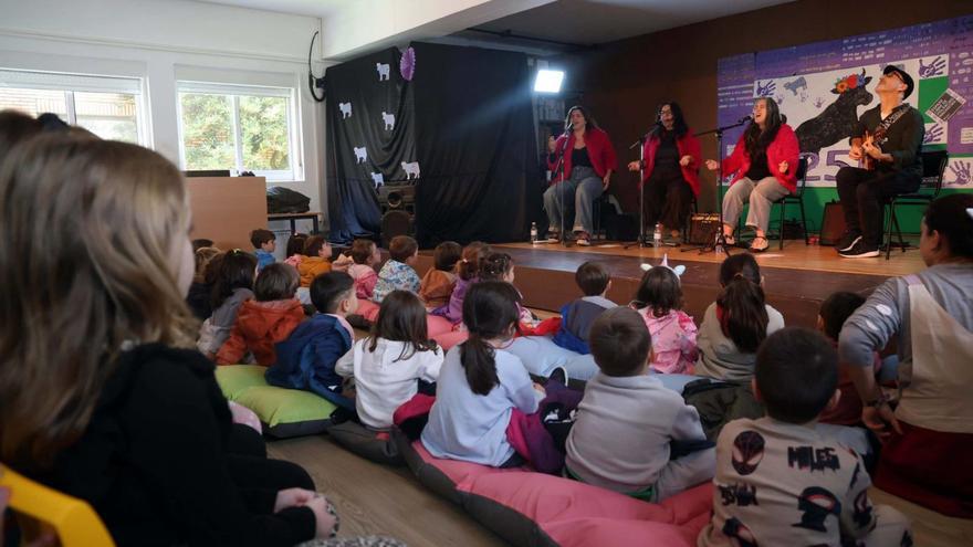 Un momento de la actuación ofrecida ayer por De Vacas en el CEIP Torre-Illa. |  Noé Parga