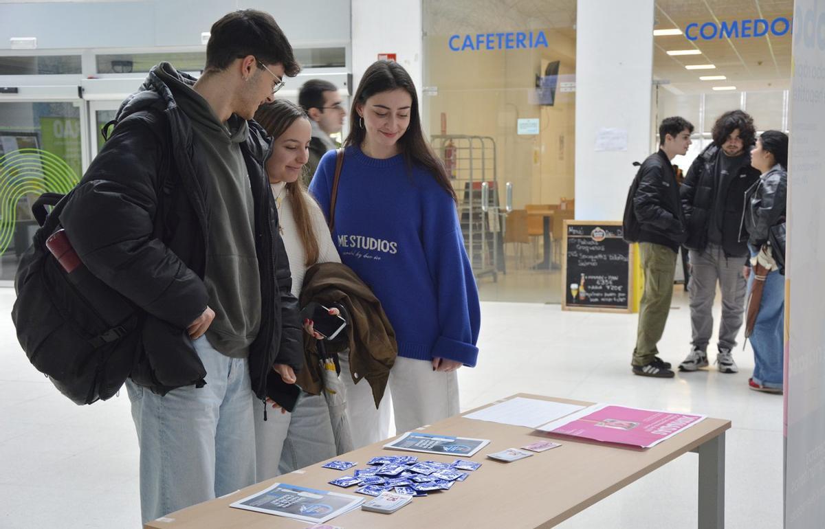 Recursos informativos y preservativos en los puestos de información sobre salud sexual en el campus. | FIRMA