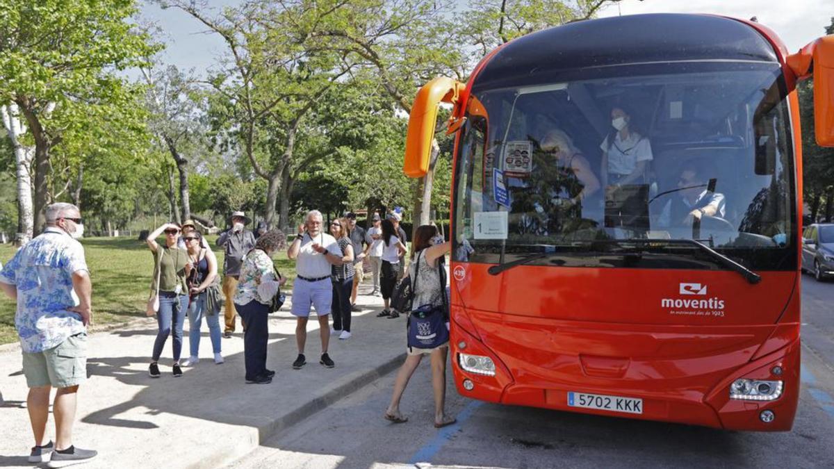 Un autobús, deixant turistes a Pedret (Girona).  | ANIOL RESCLOSA